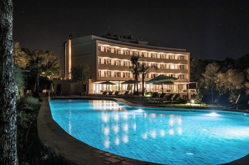 حوض السباحة