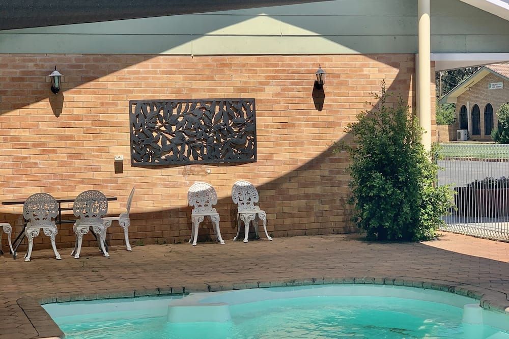 حوض السباحة