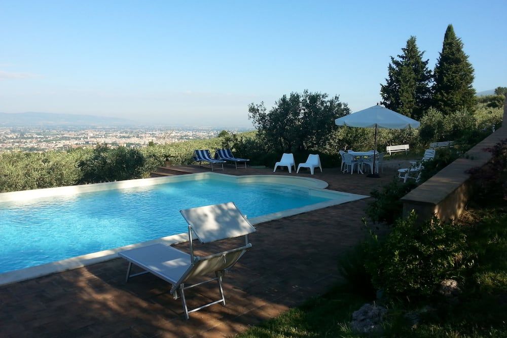 حوض السباحة