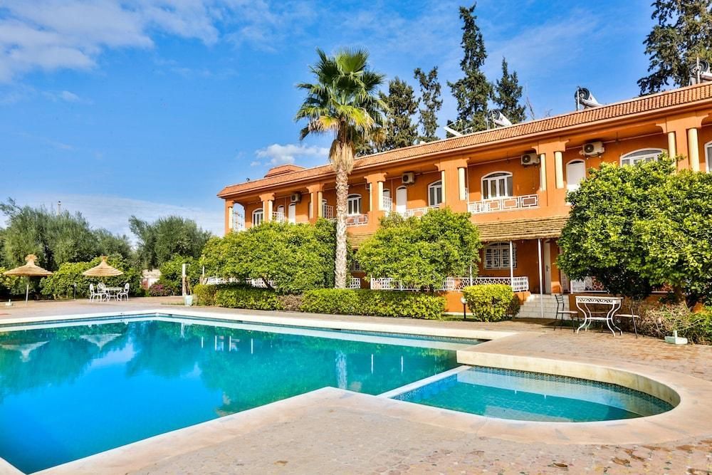 حوض السباحة