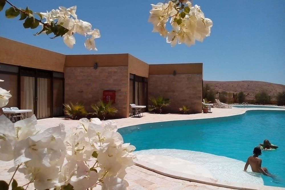 حوض السباحة