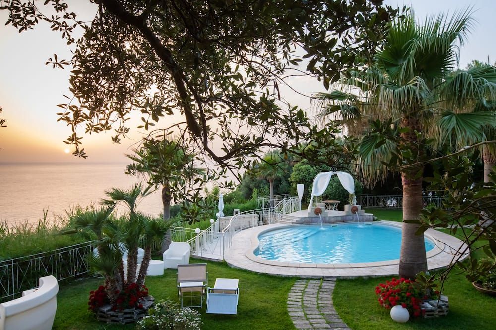 حوض السباحة