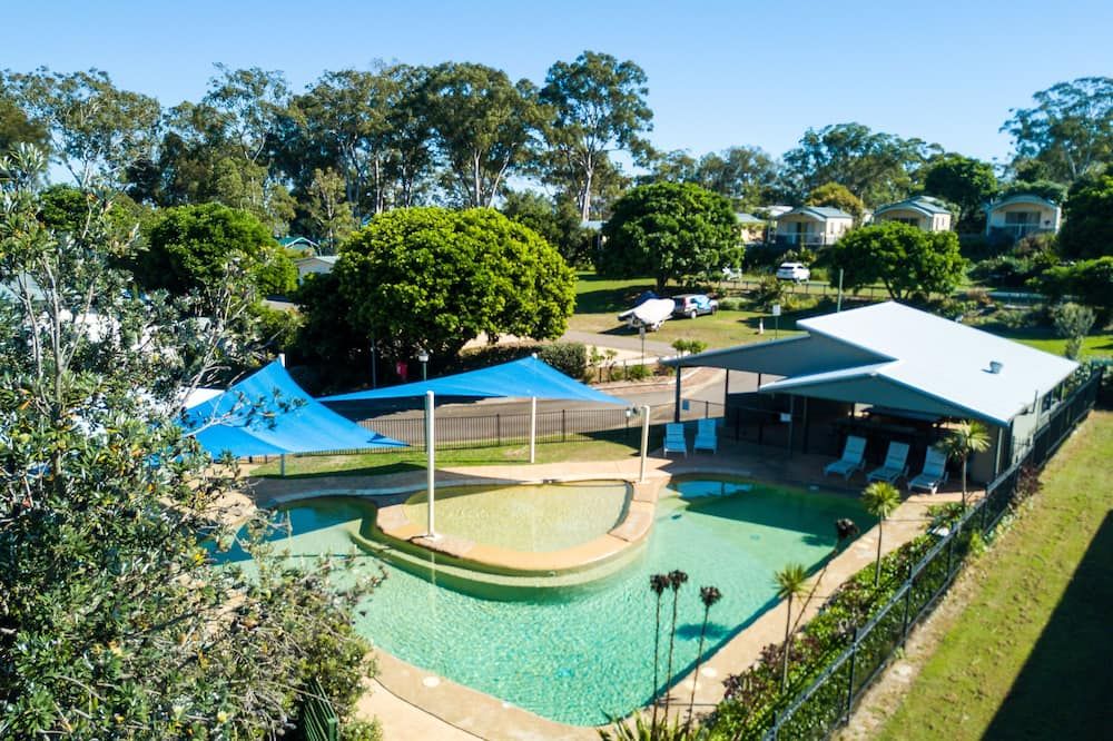 حوض السباحة