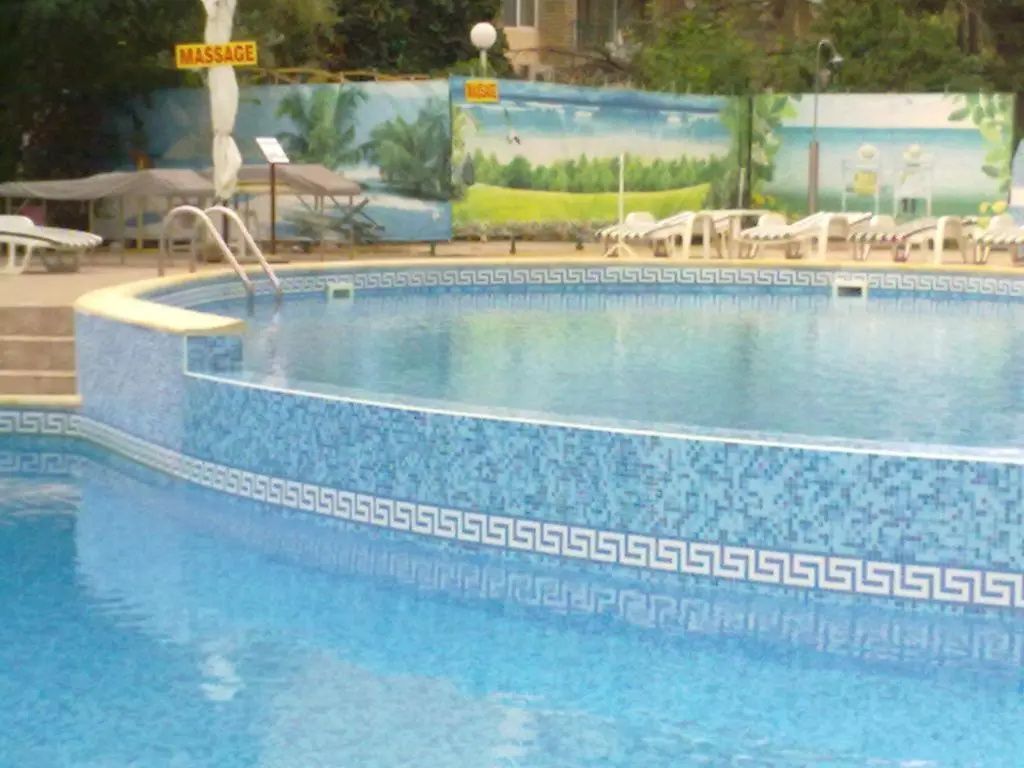 حوض السباحة