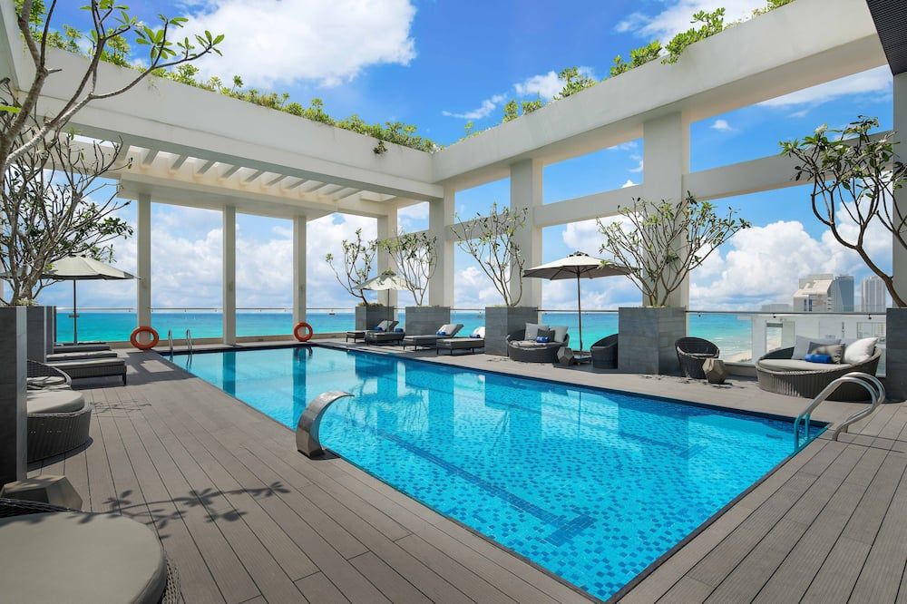 حوض السباحة