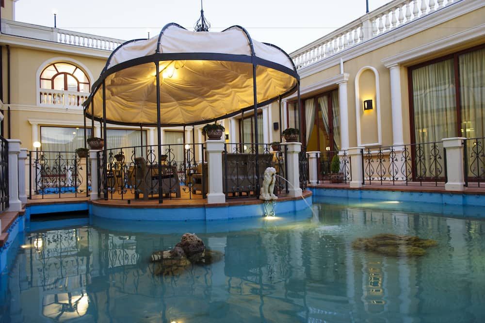 حوض السباحة