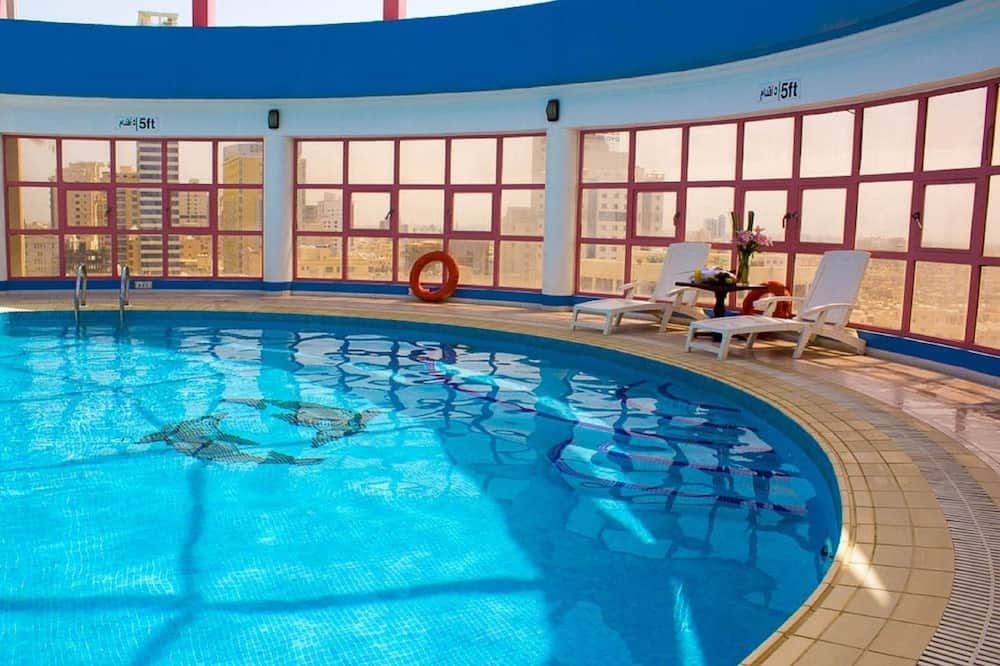 حوض السباحة