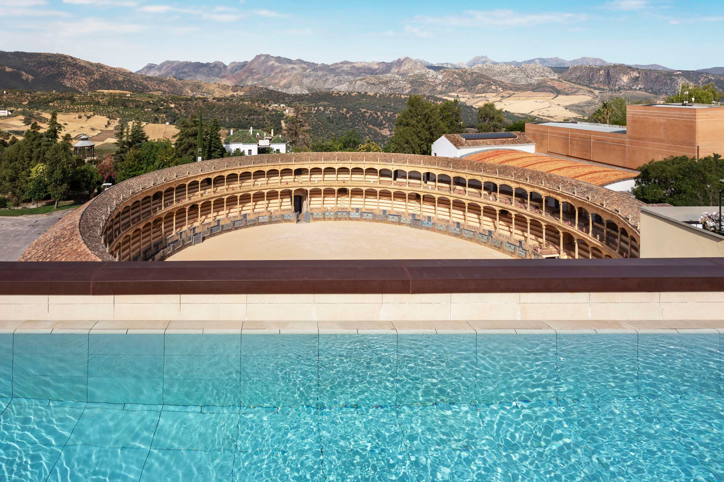 حوض السباحة