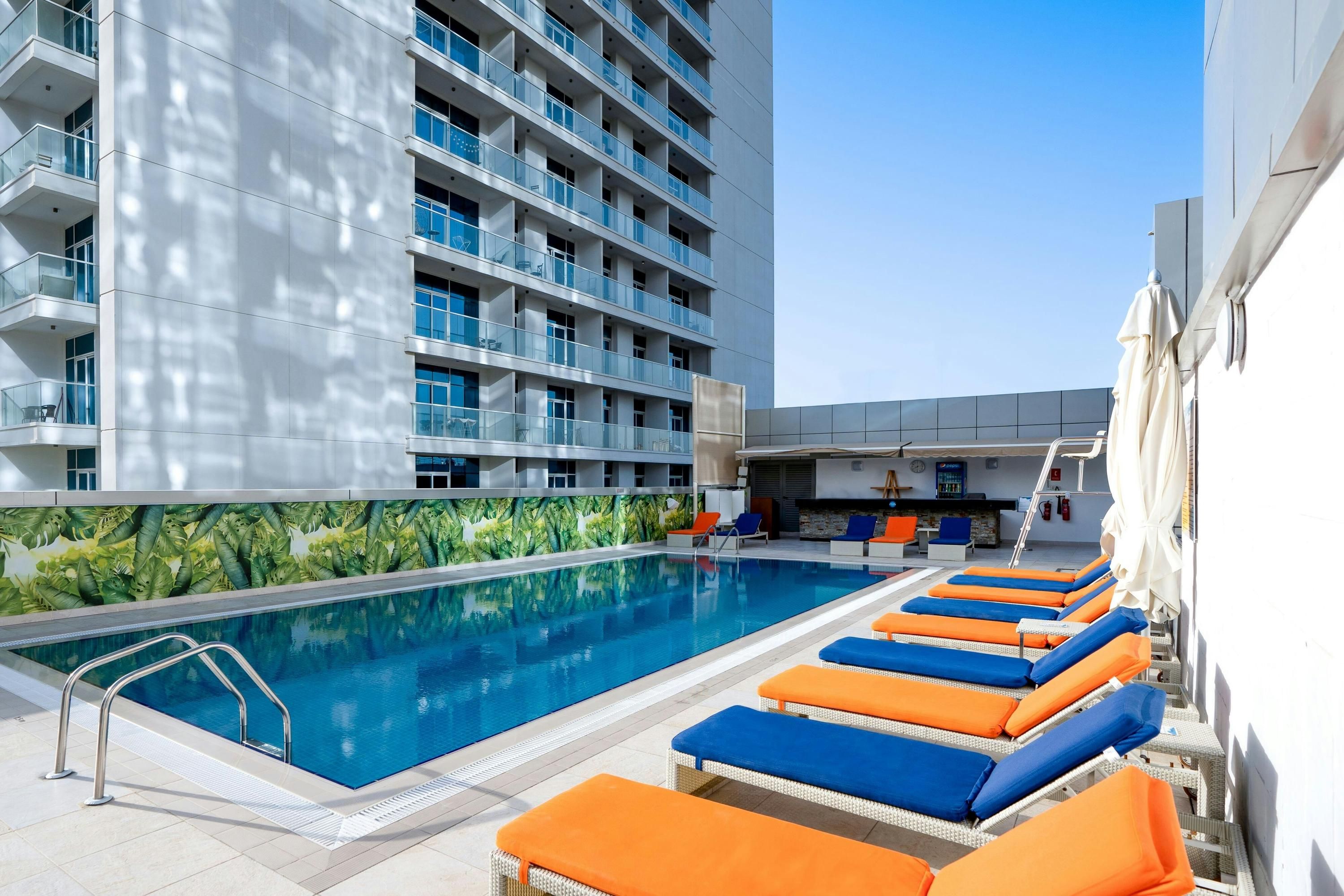 حوض السباحة