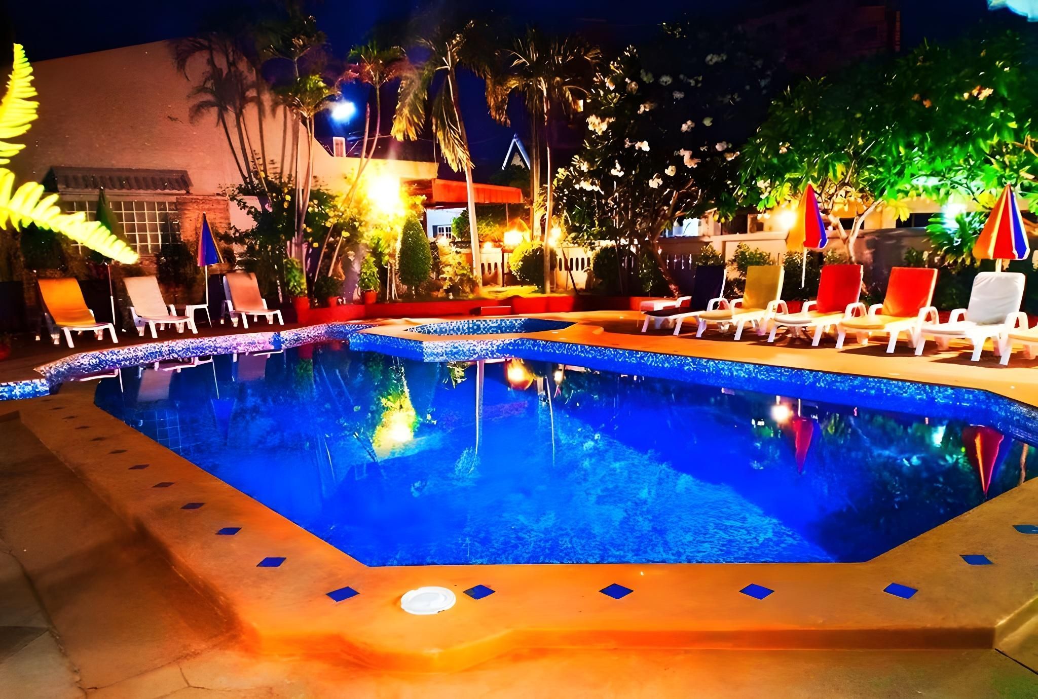 حوض السباحة