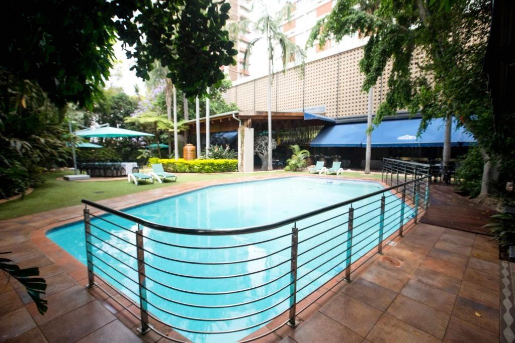 حوض السباحة