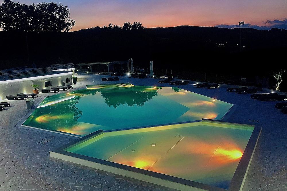 حوض السباحة