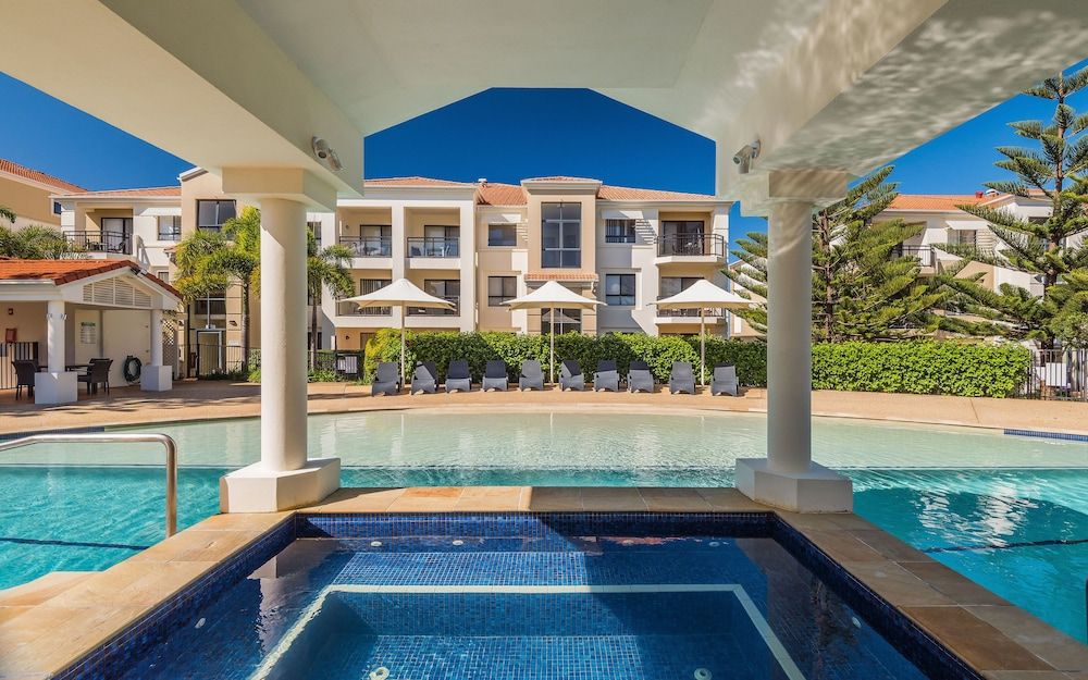 حوض السباحة