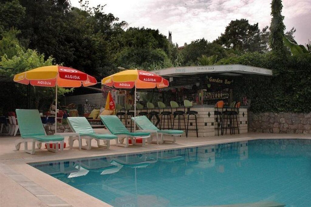 حوض السباحة