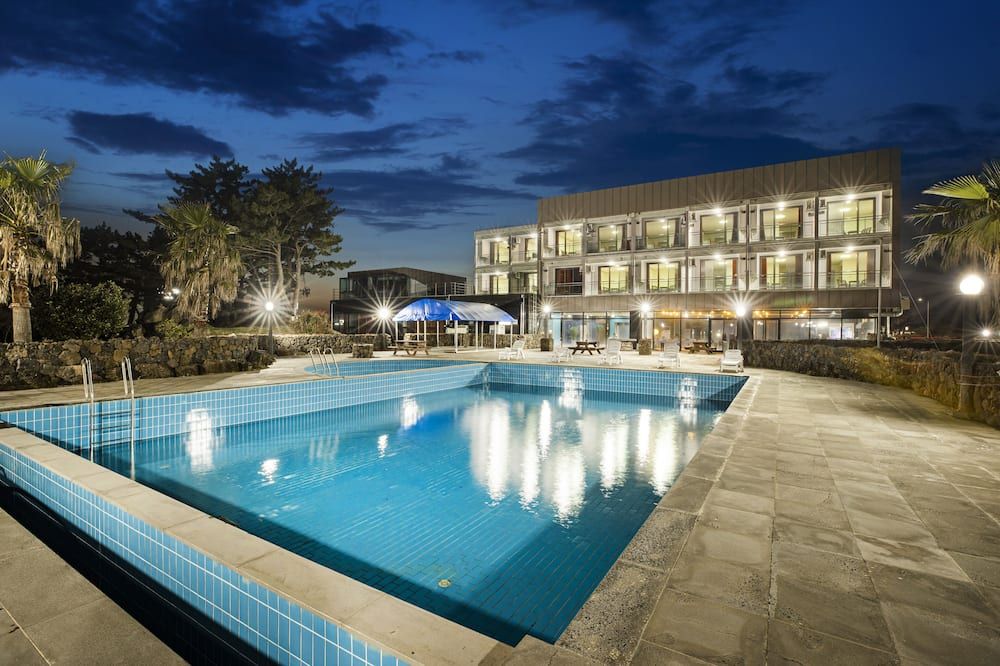 حوض السباحة