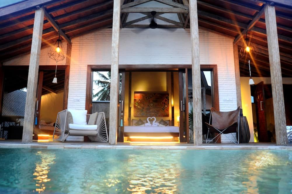 حوض السباحة