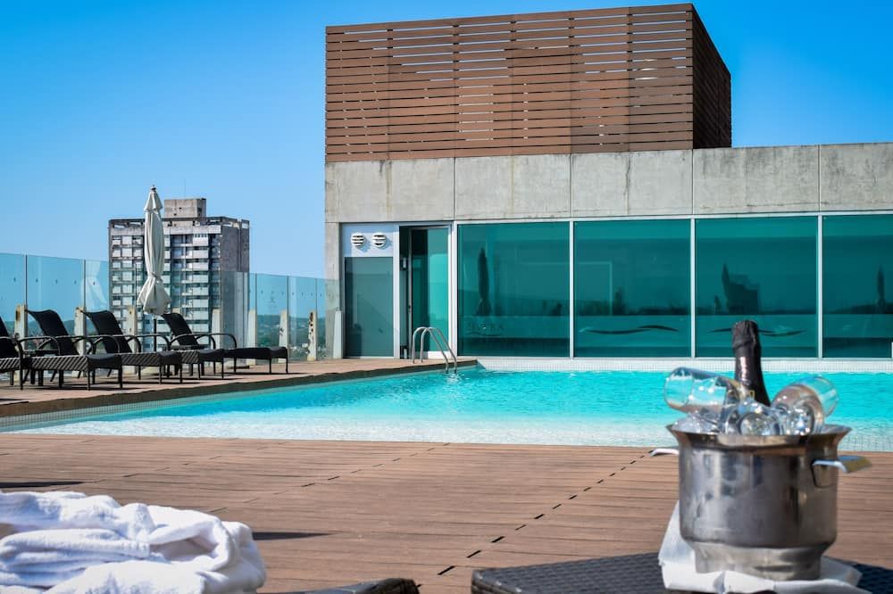 حوض السباحة