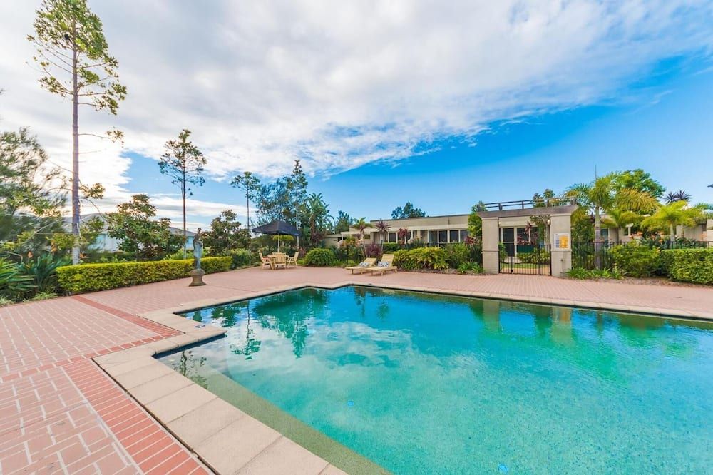 حوض السباحة