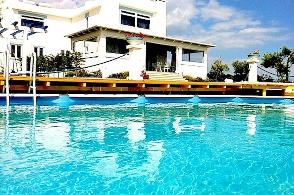 حوض السباحة صورة