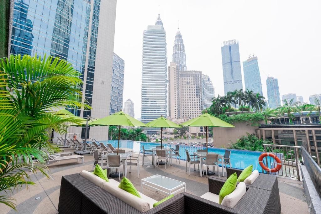 حوض السباحة