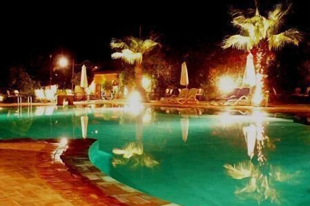 حوض السباحة