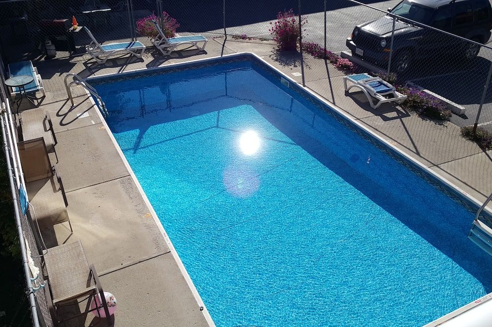 حوض السباحة