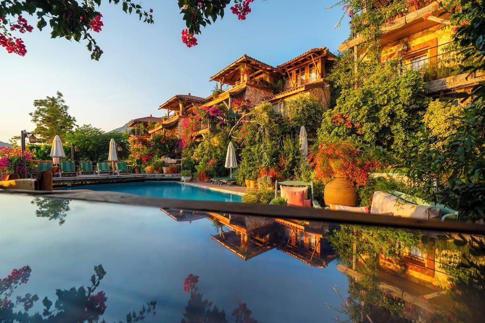 حوض السباحة