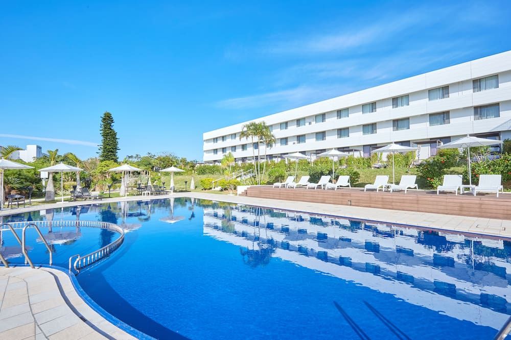 حوض السباحة