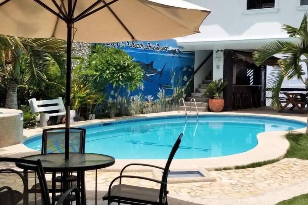 حوض السباحة