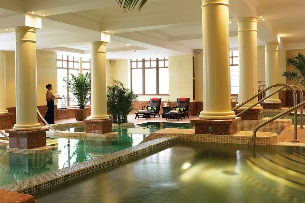 حوض السباحة