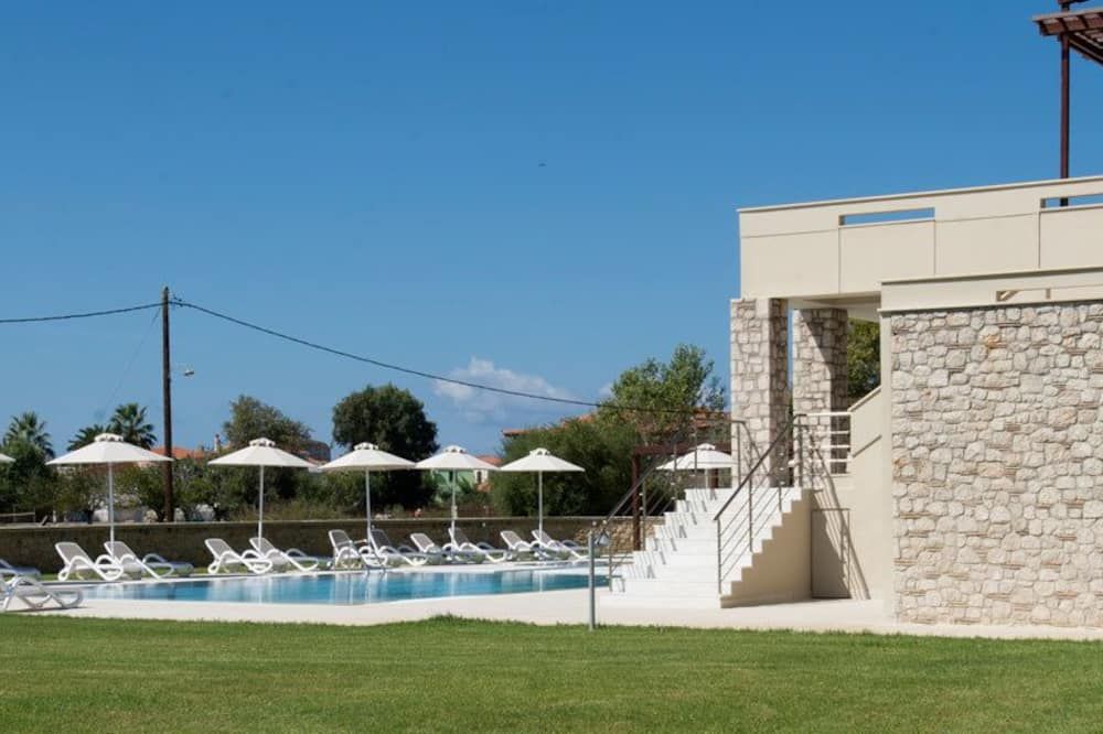 حوض السباحة