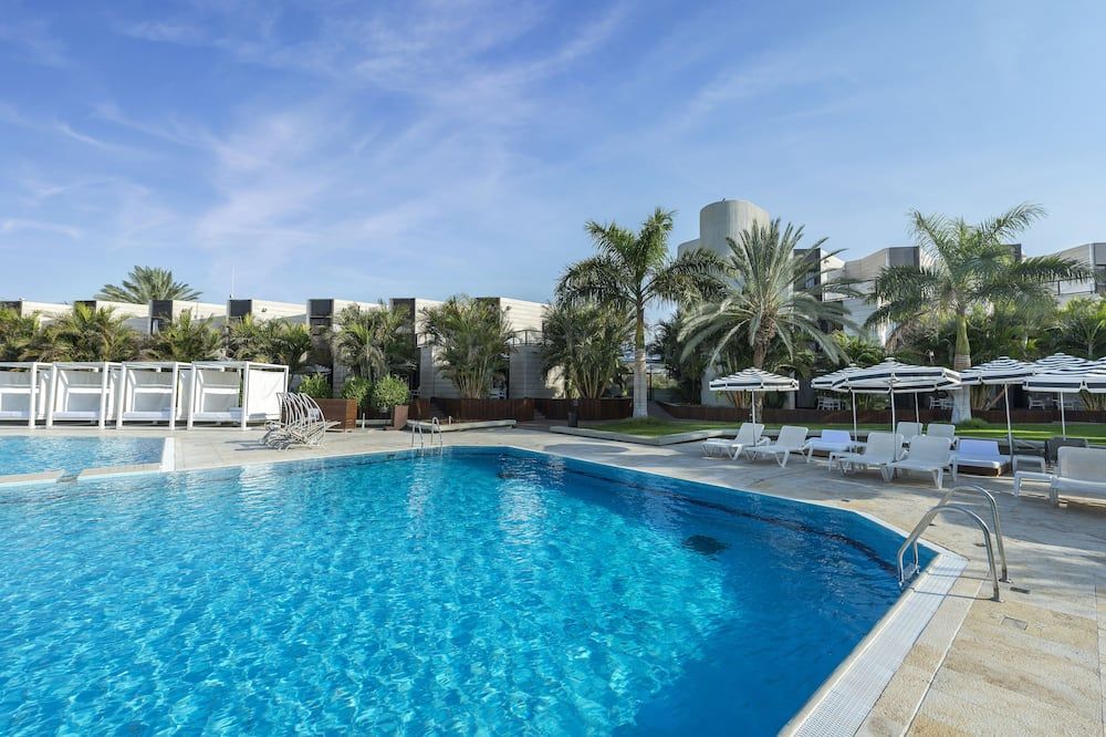 حوض السباحة