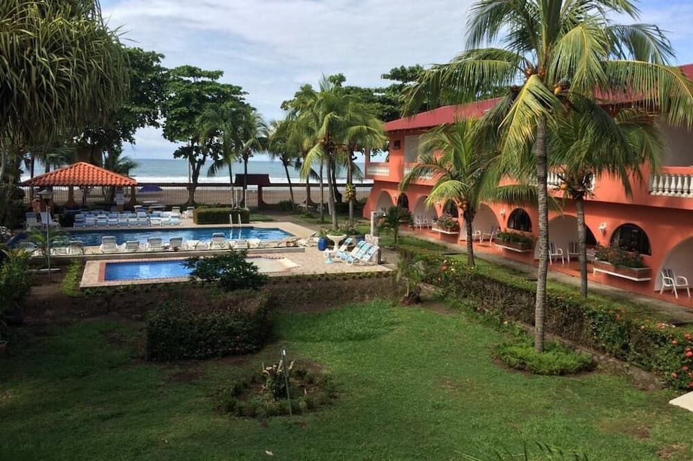 حوض السباحة