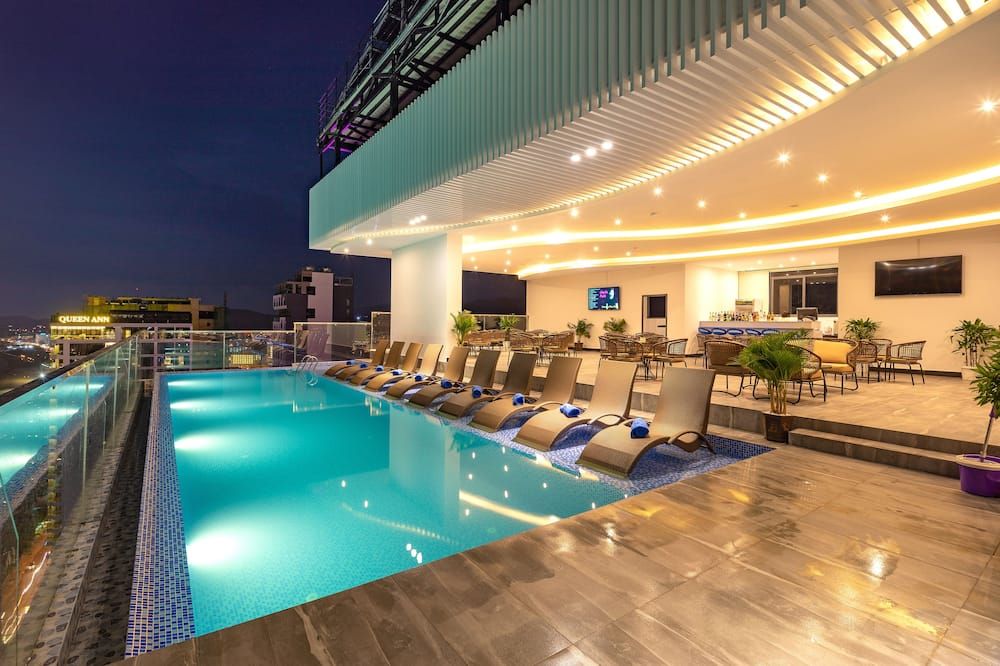 حوض السباحة