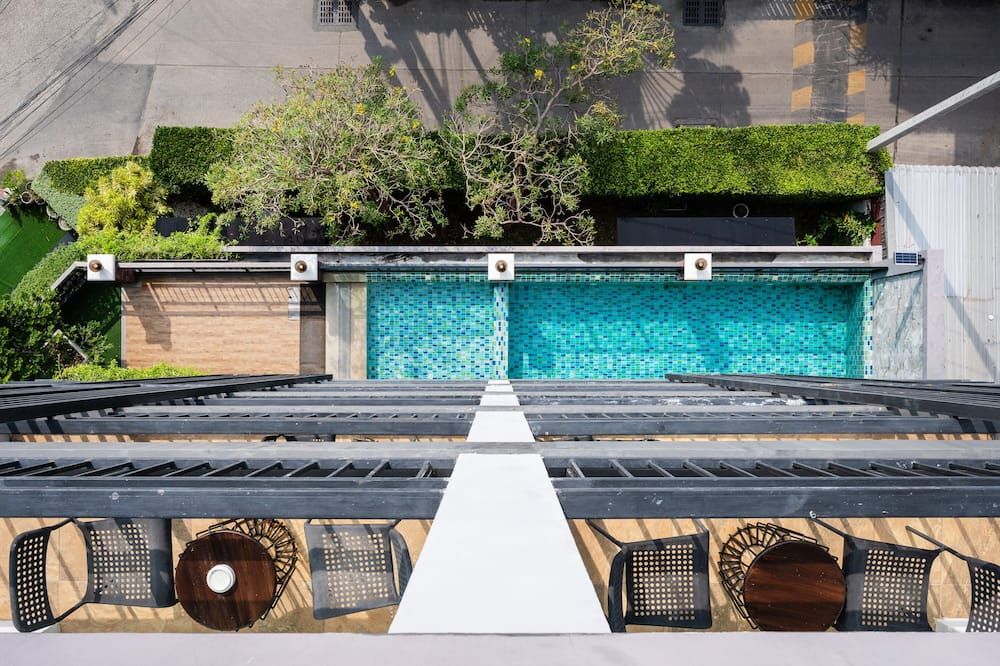 حوض السباحة