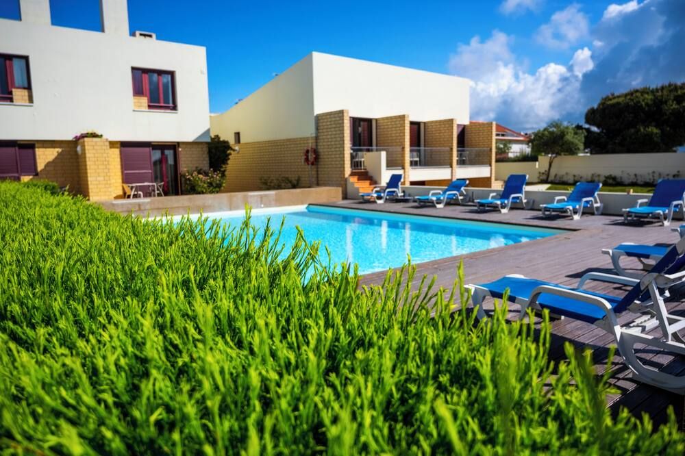 حوض السباحة