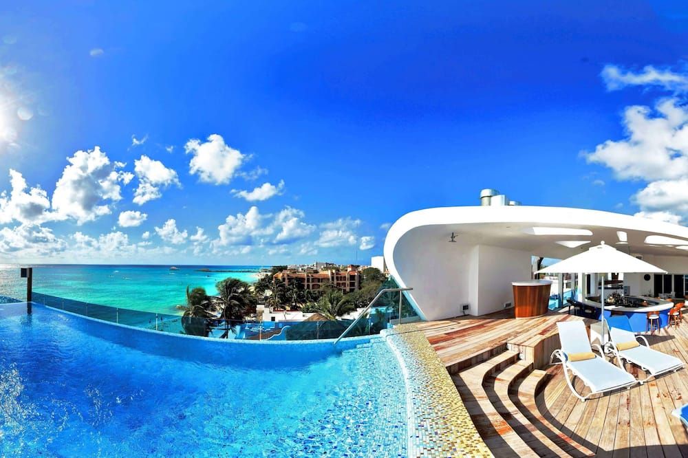 حوض السباحة