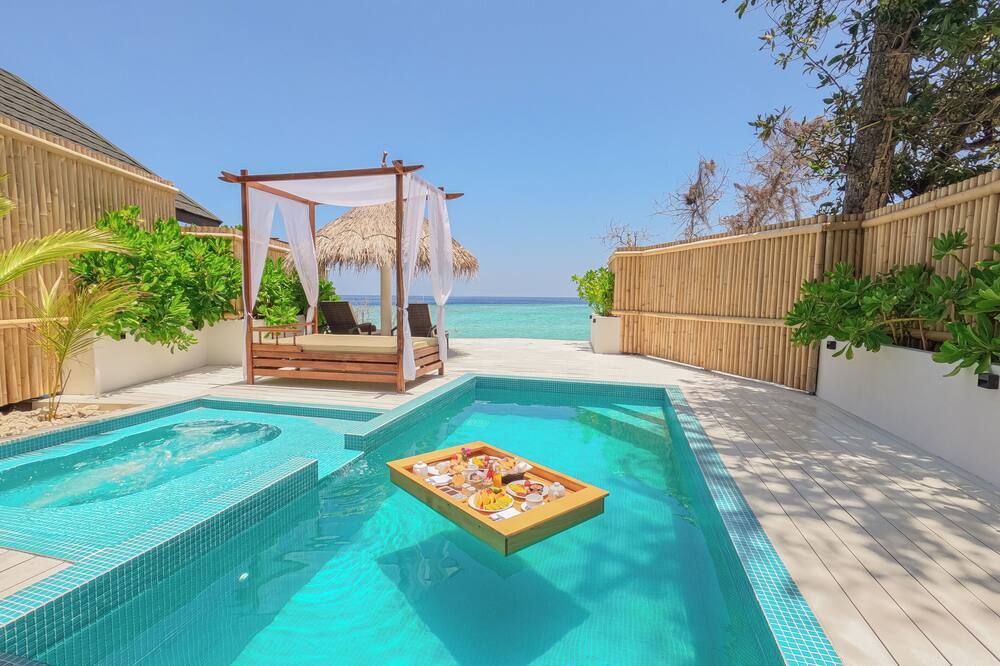 حوض السباحة