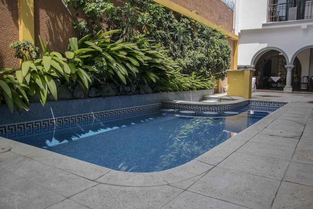 حوض السباحة