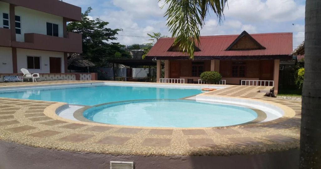 حوض السباحة