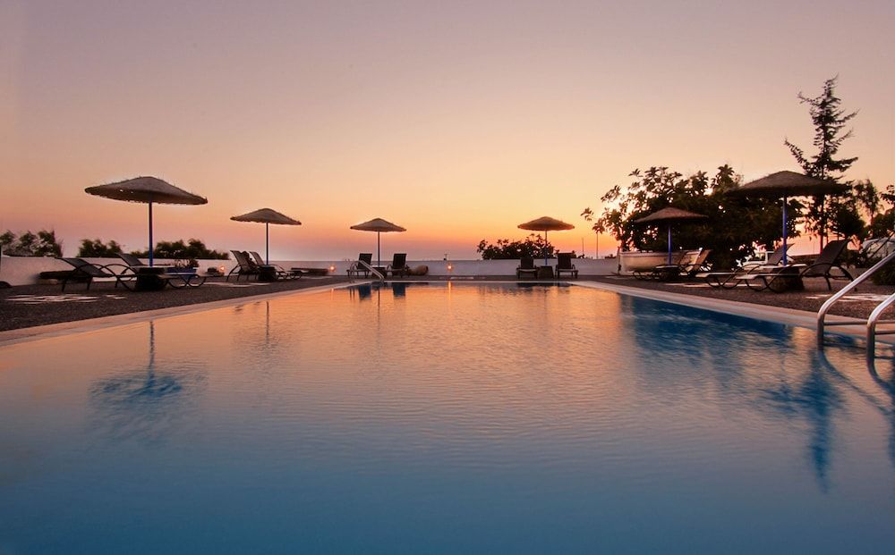 حوض السباحة