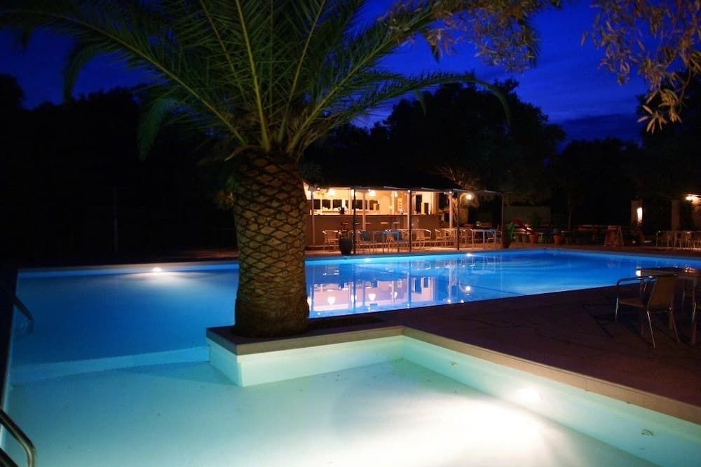 حوض السباحة