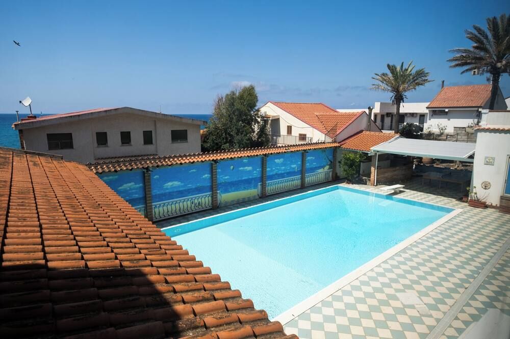 حوض السباحة