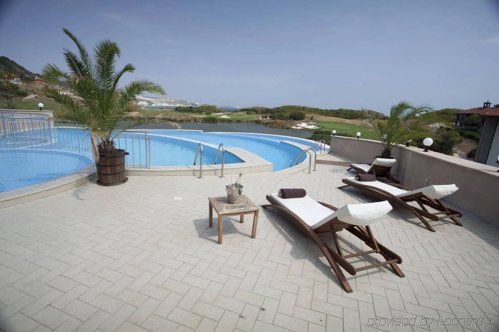 حوض السباحة