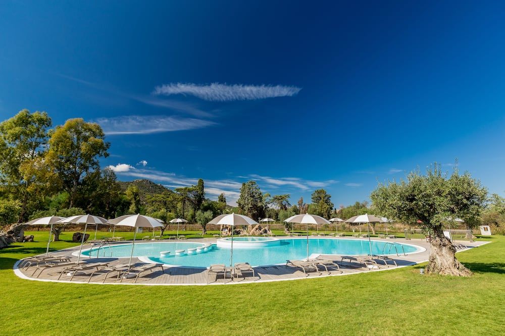 حوض السباحة