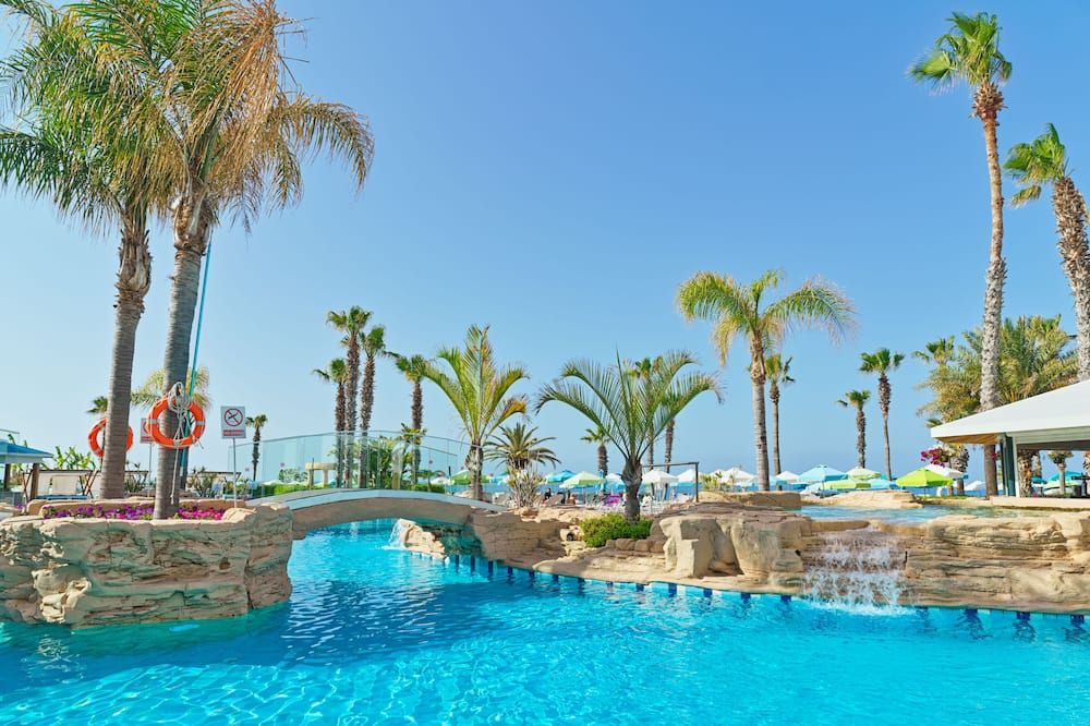 حوض السباحة