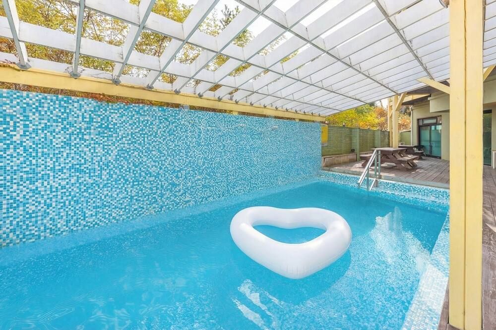 حوض السباحة