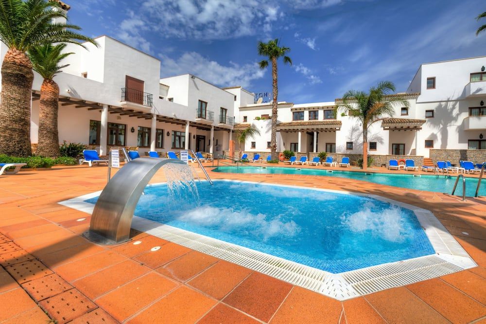 حوض السباحة