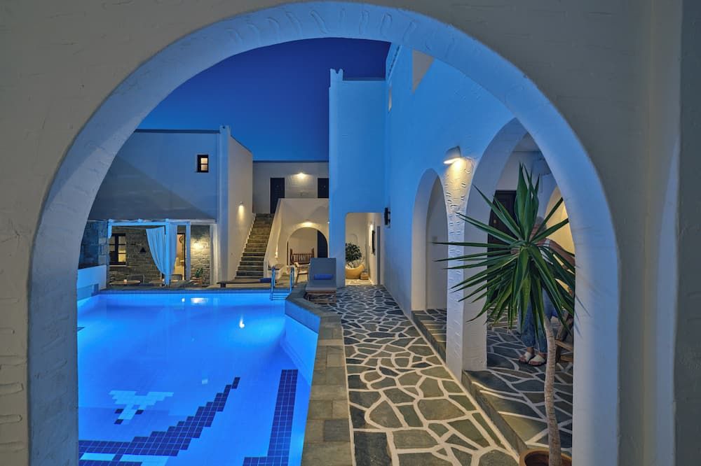 حوض السباحة