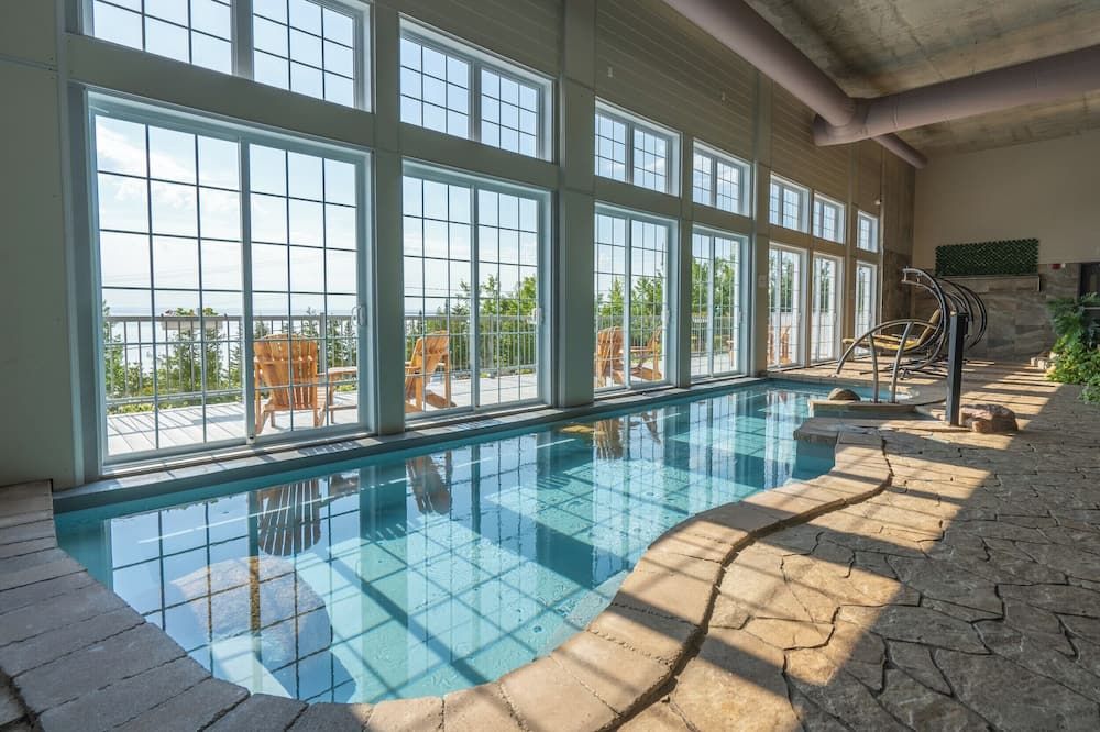 حوض السباحة